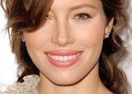 Jessica Biel com maquiagem leve e batom rosado