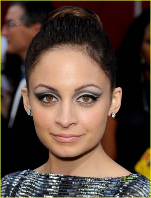 Nicole Richie com maquiagem marcada nos Oscars de 2011 ideal para festas e para a noite