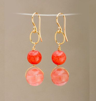 brincos de gancho dourado com bolas coral - living coral