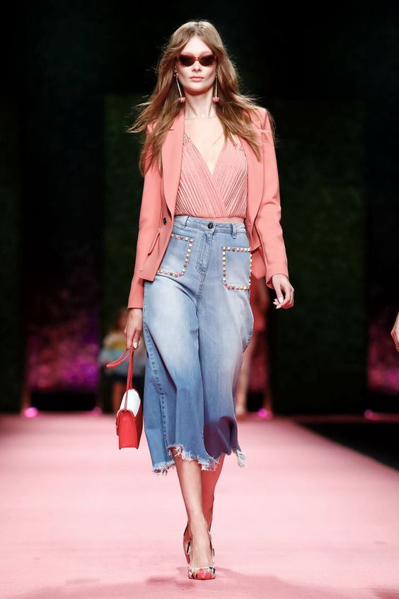 modelo veste body e blazer living coral com pantacourt jeans de pernas bem amplas. look do desfile de Elisabetta Franchi